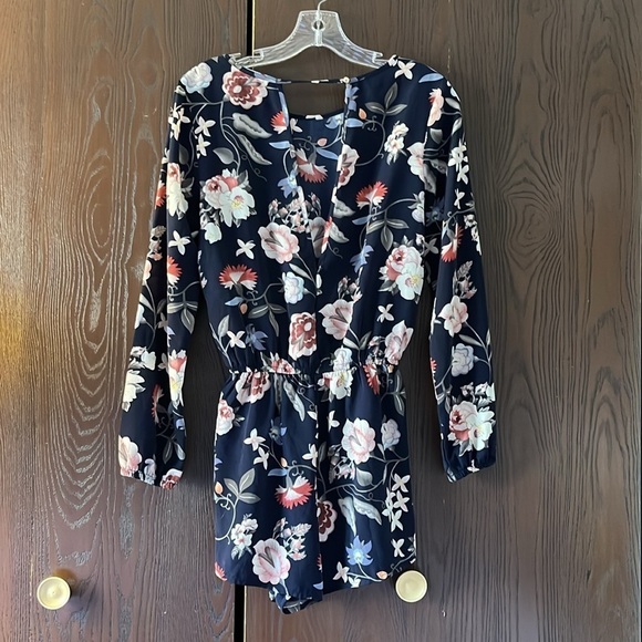 One❤️Clothing navy blue floral long sleeved romper. Size XS. Open V in the back. - Picture 8 of 14